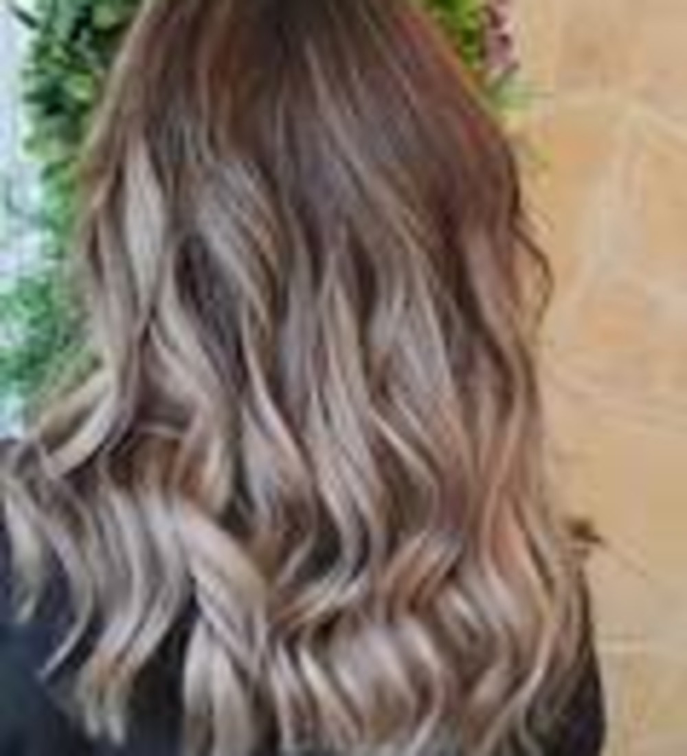 Melena con coloración y mechas en tonos rubio ceniza en Yolanda Vicedo