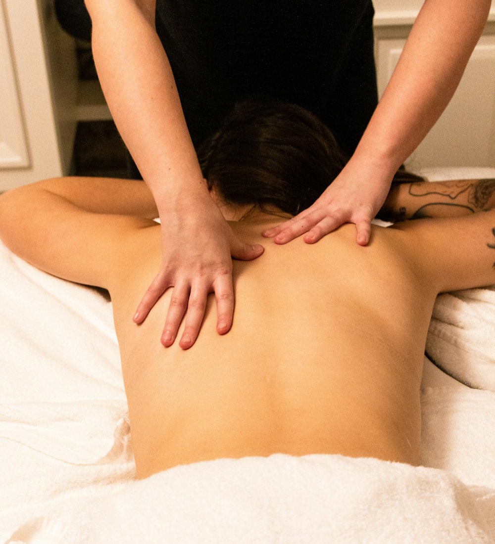 Tratamiento manual de osteopatía en la espalda
